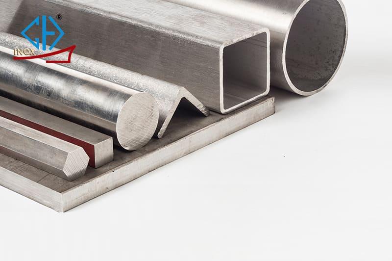 Hình ảnh cận cảnh một người đang dùng nam châm để kiểm tra chất liệu ống inox của giá phơi quần áo, bề mặt ống sáng bóng